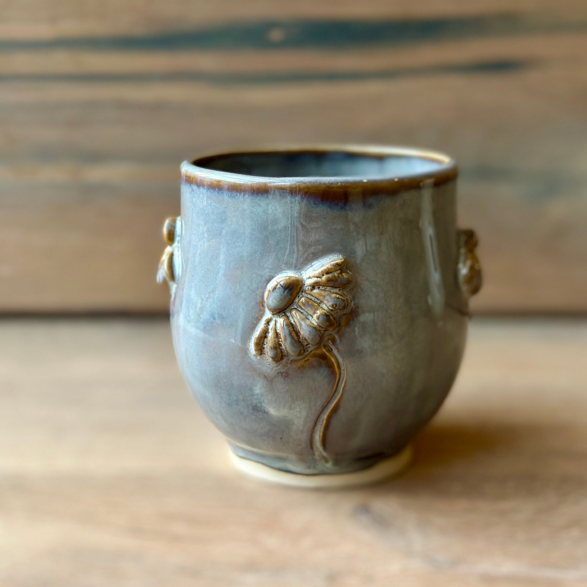 Dusk kop grå med blomster